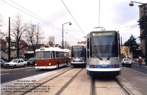 Ligne de tram B en service = Vétra VBF n° 662 passant le relais aux trams
