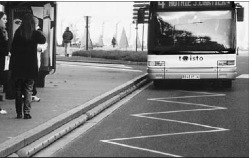 Quai avec tube aluminium, à Caen © Jean-Marie Guétat