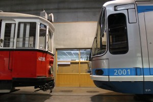 Le TFS n°2001 n'est plus le doyen des tramways à Grenoble. Il veille maintenant sur la 4098